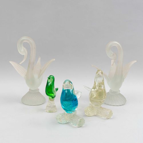 Lote de aves decorativas. Años 70. Elaborados en cristal de murano y opaco. Consta de: 3 palomas y laterales en forma de cisne. Pz: 5