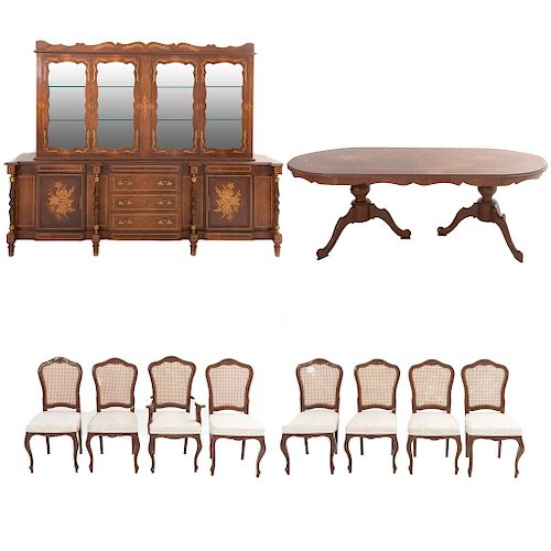 Comedor. Siglo XX. En talla de madera. Consta de: Mesa, sillón, 7 sillas y vitrina. 192 x 246 x 58 cm. (mayor)
