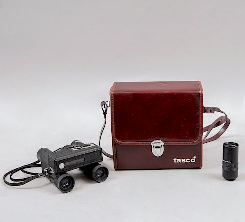 Binoculares con cámara fotográfica integrada. De la marca Tasco, modelo 8000. Con número serial. Elaborados en metal y baquelita.