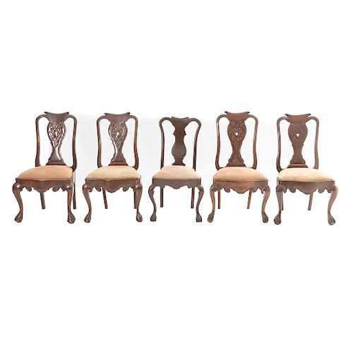 Lote de 5 sillas. Siglo XX. Estilo Chippendale. En talla de madera. Una con diseño diferente. Con asiento en tapicería marrón y ocre.