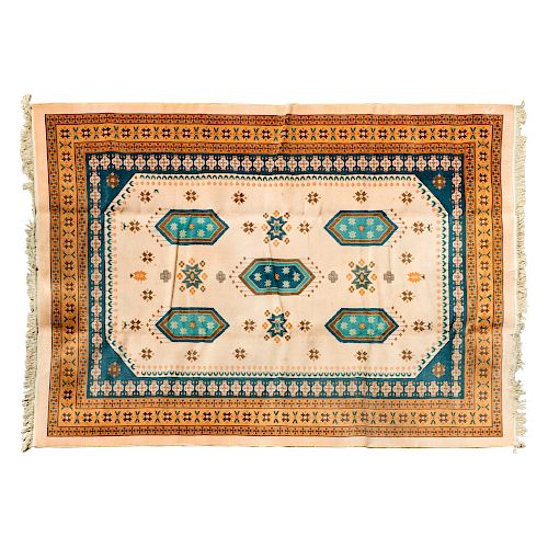 Tapete. Turquía, siglo XX. Estilo Turcomano. Elaborado en fibras de lana y algodón. Decorado con motivos florales. 337 x 237 cm