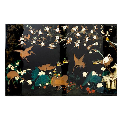 Panel. Origen oriental. Siglo XX. Elaborado en madera laqueada color negro. Decorado con aves. 123 x 190 x 6 cm.