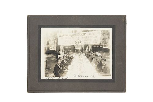 Álvaro Obregón en Banquete. México, La Bombilla, 1927. Fotografía ,13 x 17.9 cm. Firma de Álvaro Obregón.