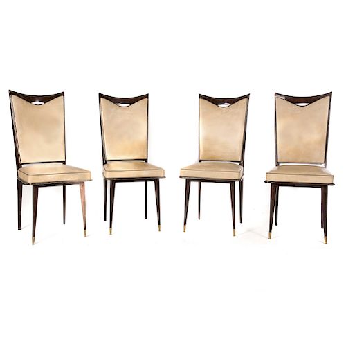 Lote 4 sillas. Años 60. Elaboradas en madera. Con respaldo trapezoidal, asientos en tapicería de piel beige y soportes cónicos.