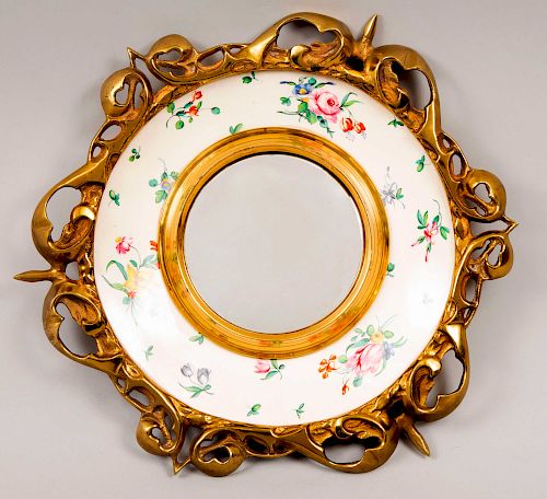 Espejo. Inglaterra, siglo XX. Elaborado en porcelana Royal Staffordshire, con luna convexa y moldura de bronce.