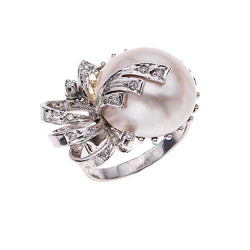 Anillo con media perla y diamantes en plata paladio. 1 media perla cultivada de 17 mm. 15 diamantes corte 8 x 8. Talla: 9. P...