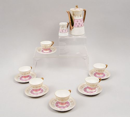 Juego de té. Siglo XX.  Elaborado en porcelana Royal China acabado iridiscente con cenefas en esmalte dorado. Para 6 servicios. Pz:14