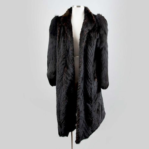 Abrigo largo de piel de zorro color negro. Talla aproximada: Mediana
