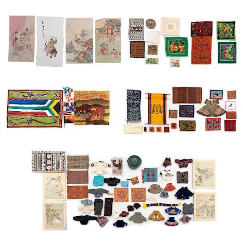 Lote de fragmentos de telas, sombreros decorativos, banderas y tapices. Siglo XX. Diferentes orígenes, diseños y tamaños.