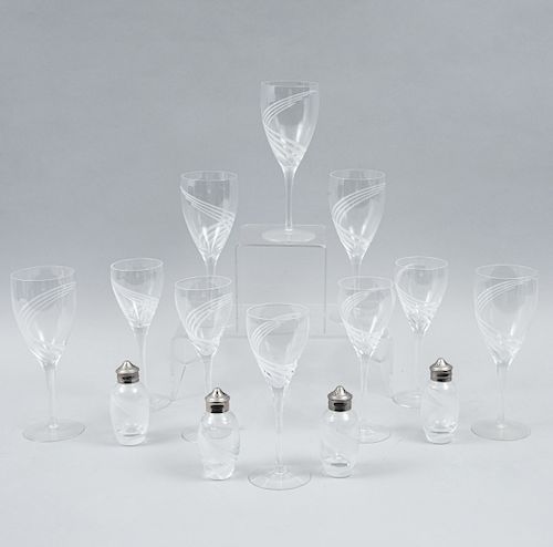 Servicio de copas y saleros. E.U.A., siglo XX. Elaboradas en cristal cortado Lenox con tapas de metal. Diferentes dimensiones. Pz: 40