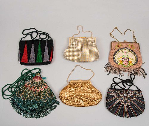 Lote de bolsos de noche para dama. Elaboradas en textil, aplicaciones de chaquira, simulantes y metal dorado. Diferentes diseños.Pz:6