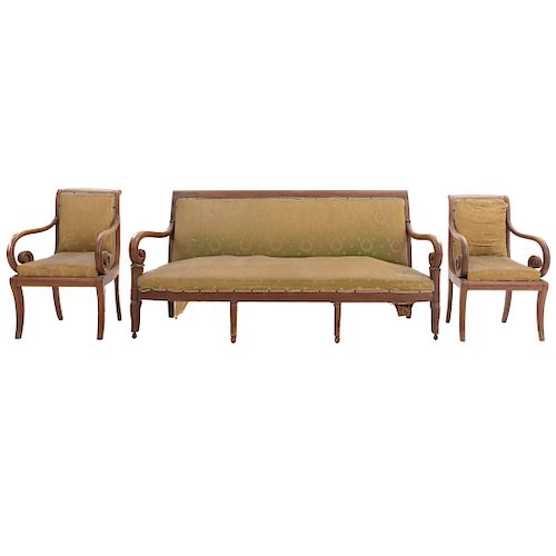 Sala. SXX. En madera. Consta de: Sofá de 3 plazas y 2 sillones. Con respaldos cerrados y asientos acojinados en tapicería color verde.