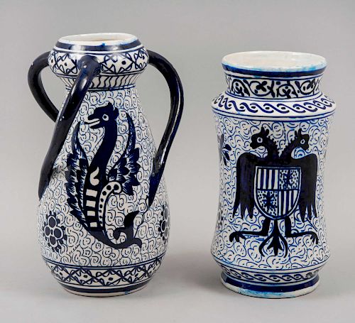 Lote de floreros. España, siglo XX. Elaborados en cerámica vidriada con motivos en azul cobalto. Piezas: 2