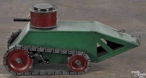 Structo pressed steel wind-up tank, early 20th c., 11 1/2'' l.