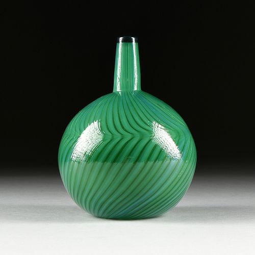 A GREEN NUUTAJARVI NOTSJO ART GLASS VASE, BY KERTTU NURMINEN, FINLAND, MODERN,