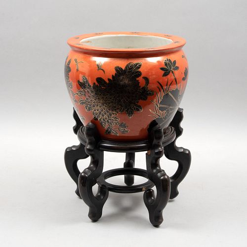 Pecera. China, años 80. Estilo Cantonés. Elaborada en cerámica color naranja con base de madera. Decorada con cristantemos e insectos.