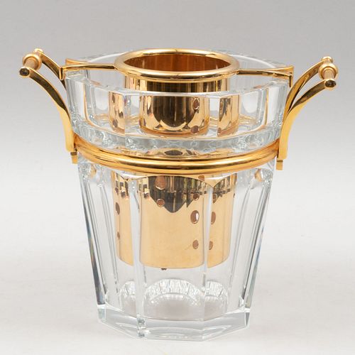 Champañera. Francia, siglo XX. Modelo Harcourt. Diseño ochavado. Elaborada en cristal facetado de BACCARAT y metal dorado.
