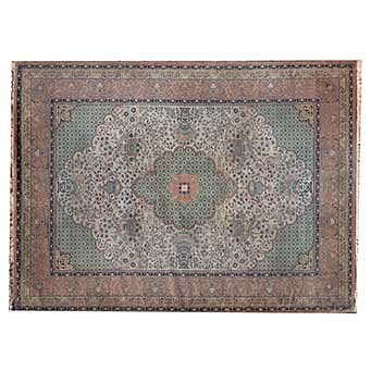 Tapete. Turquía, siglo XX. Estilo Mashad. Elaborado en fibrads de lana y algodón. Decorado con medallón central. 250 x 350 cm