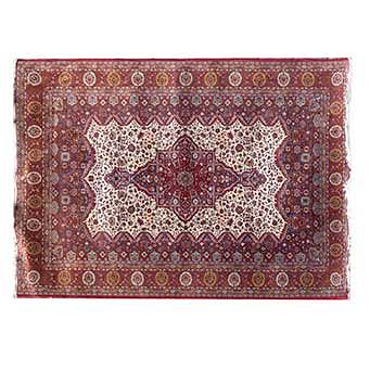 Tapete. Persia, siglo XX. Estilo Kashan. Elaborado en fibras de algodón. Decorado con medallón central. 247 x 168 cm