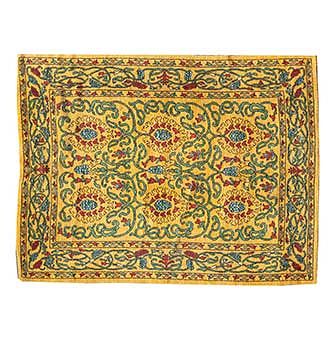Tapete. Turquía, siglo XX. Elaborado en fibras de lana y algodón. Decorado con motivos orgánicos sobre fondo amarillo. 235 x 168 cm