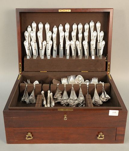Large Wellner German silver plated flatware set in fitted mahogany box consisting of set for fourteen, to include fourteen tablespoons, fourteen dinne