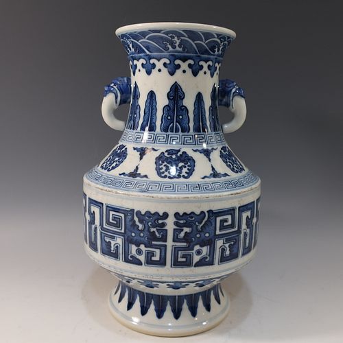 CHINESE ANTIQUE BLUE WHITE VASE - QIANLONG MARK AND PERIOD