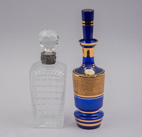 Lote de 2 licoreras. Checoslovaquia, años 60. Elaboradas en cristal de bohemia, una azul cobalto con cenefa dorada y otra transparente.