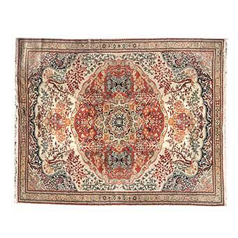 Tapete. Persia. Siglo XX. Estilo Mashad. Elaborado en fibras de lana y algodón. 292 x 198 cm.