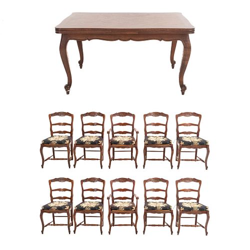 Comedor. Francia. SXX. Estilo Luis XV. En de madera. Consta de: Mesa con extensiones; 2 sillones y 8 sillas. 79 x 150 x 110 cm.