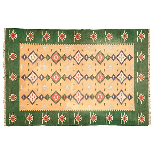Tapete. Durrie, India, SXX. Estilo Kilim. Anudado a mano con fibras de lana y algodón. Decorado con motivos geométricos. 270 x 184 cm.