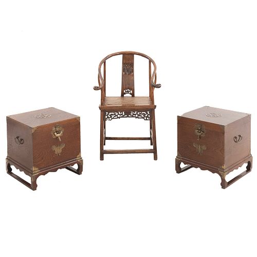 Lote de 3 piezas. Siglo XX. En talla de madera. Consta de: Par de mesas auxiliares. Diseño a manera de cofre y sillón. 50 x 47 x 47 cm.