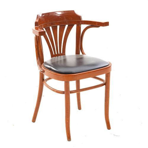 Sillón. Siglo XX. En talla de madera. Con respaldo semiabierto, asiento en vinipiel color negro, chambrana en "O".