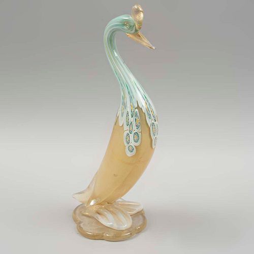 Ave decorativa. Italia, años 60. Elaborada en cristal de Murano con realces en polvo de oro y filigrana. 35 cm de altura