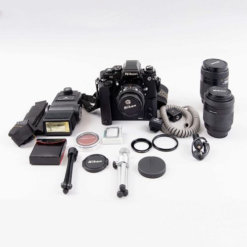 Lote de artículos fotográficos. Consta de: Nikon F3/Cámara fotográfica análoga 35 mm, lente 70-210 mm, lente 28 mm, otros.
