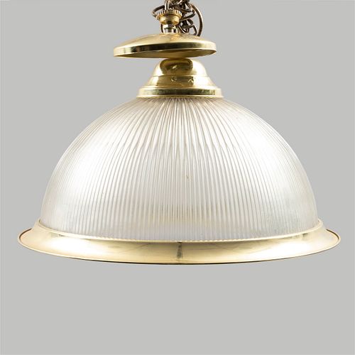 Lámpara de techo. Siglo XX. Elaborada en metal dorado. Electrificada para una luz. Con pantalla de cristal. 32 x 42 cm. Ø