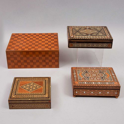 Lote de cajas alhajeros. Marruecos,SXX. Elaboradas en madera tallada con aplicación de taraceado y una con acabado ajedrezado.Pz:4