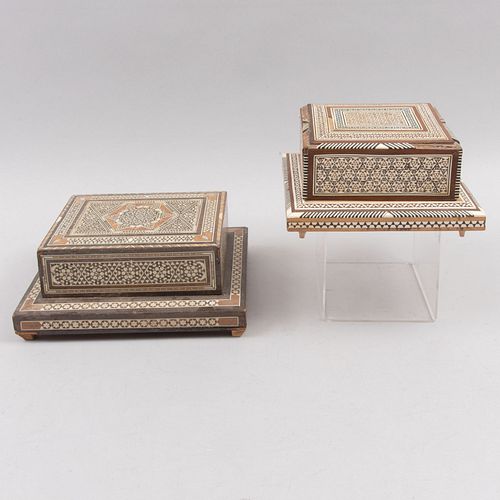 Lote de cigarreras. Marruecos, siglo XX. Elaboradas en madera tallada con aplicación de taraceado y cajas musicales. Pz: 2