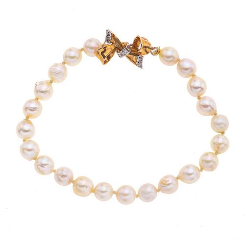 Pulsera perlas y diamantes y oro amarillo de 14k. 22 perlas cultivadas color crema de 6 mm. 7 diamantes corte 8 x 8. Peso: 11.3 g.