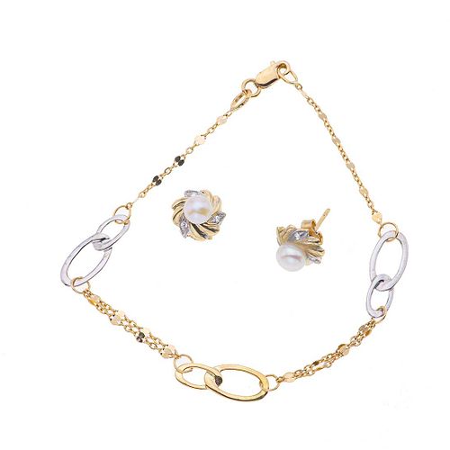 Pulsera y par broqueles con perlas en oro amarillo y blanco de 14k. 2 perlas color blanco de 5 mm. Peso: 4.5 g,