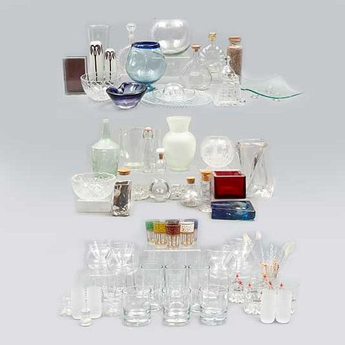 Lote de 109 piezas. Diferentes orígenes y diseños. SXX En cristal, vidrio y material sintético. Consta de: florero, 4 violeteros, otros