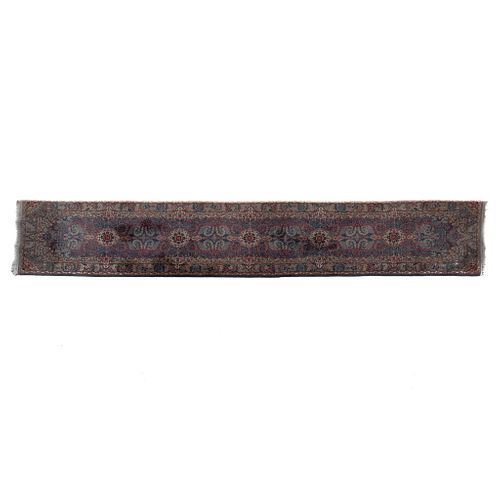 Tapete de pasillo. Persia. Siglo XX. Estilo Tabriz. Elaborado en fibras de lana. 428 x 85 cm.