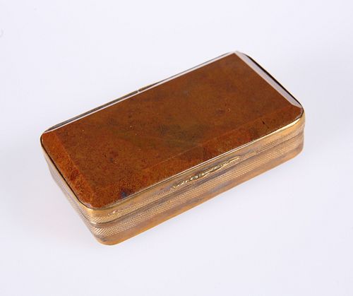 A 19TH CENTURY YELLOW-METAL MOUNTED AGATE SNUFF BOX, rectangular with engin