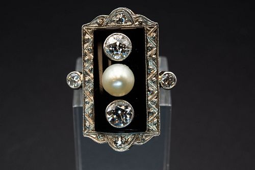 AN ART DECO BLACK ONYX AND DIAMOND RING, the large moulded rectangular moun