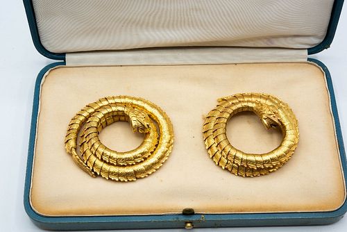 A FINE PAIR OF CHINESE GOLD DRAGON BANGLES, of articulated sprung mounts, t