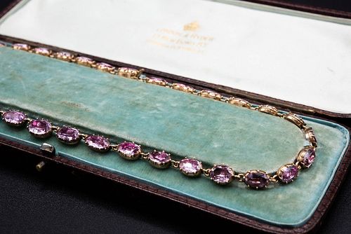 A 19TH CENTURY PINK TOPAZ NECKLACE, formed of oval cut pink topaz mounts, e