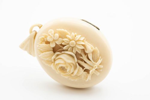 A LATE 19th CENTURY CARVED IVORY LOCKET, POSSIBLY DIEPPE, of oval form, car