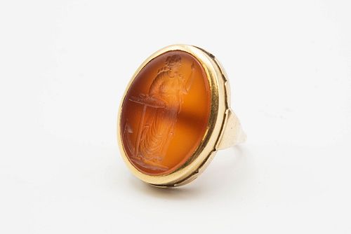 A 9CT YELLOW GOLD AND CARNELIAN INTAGLIO RING, the oval carnelian mount car