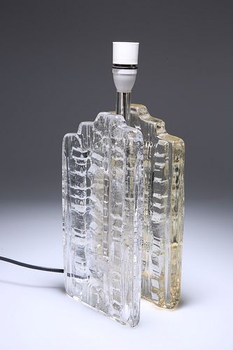 A PUKEBERG (SWEDEN) BRUTALIST GLACIER GLASS TABLE LAMP, BY UNO WESTERBERG, 
