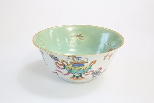 A CHINESE FAMILLE ROSE PORCELAIN BOWL, with everted rim, painted to the wel