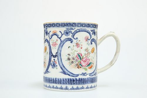 AN 18TH CENTURY CHINESE EXPORT FAMILLE ROSE TANKARD, cylindrical, decorated